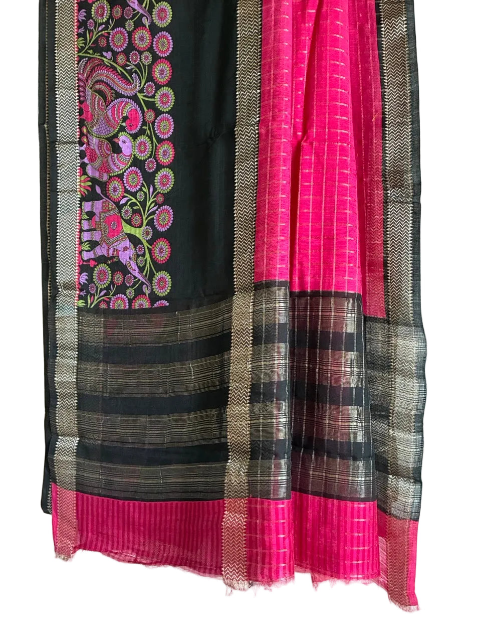Detailed view of bold pink saree pallu with artistic Kalamkari designs and contrast black border