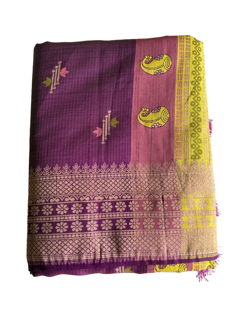 Neatly folded light comfortable purple saree showcasing contrast pallu border detail