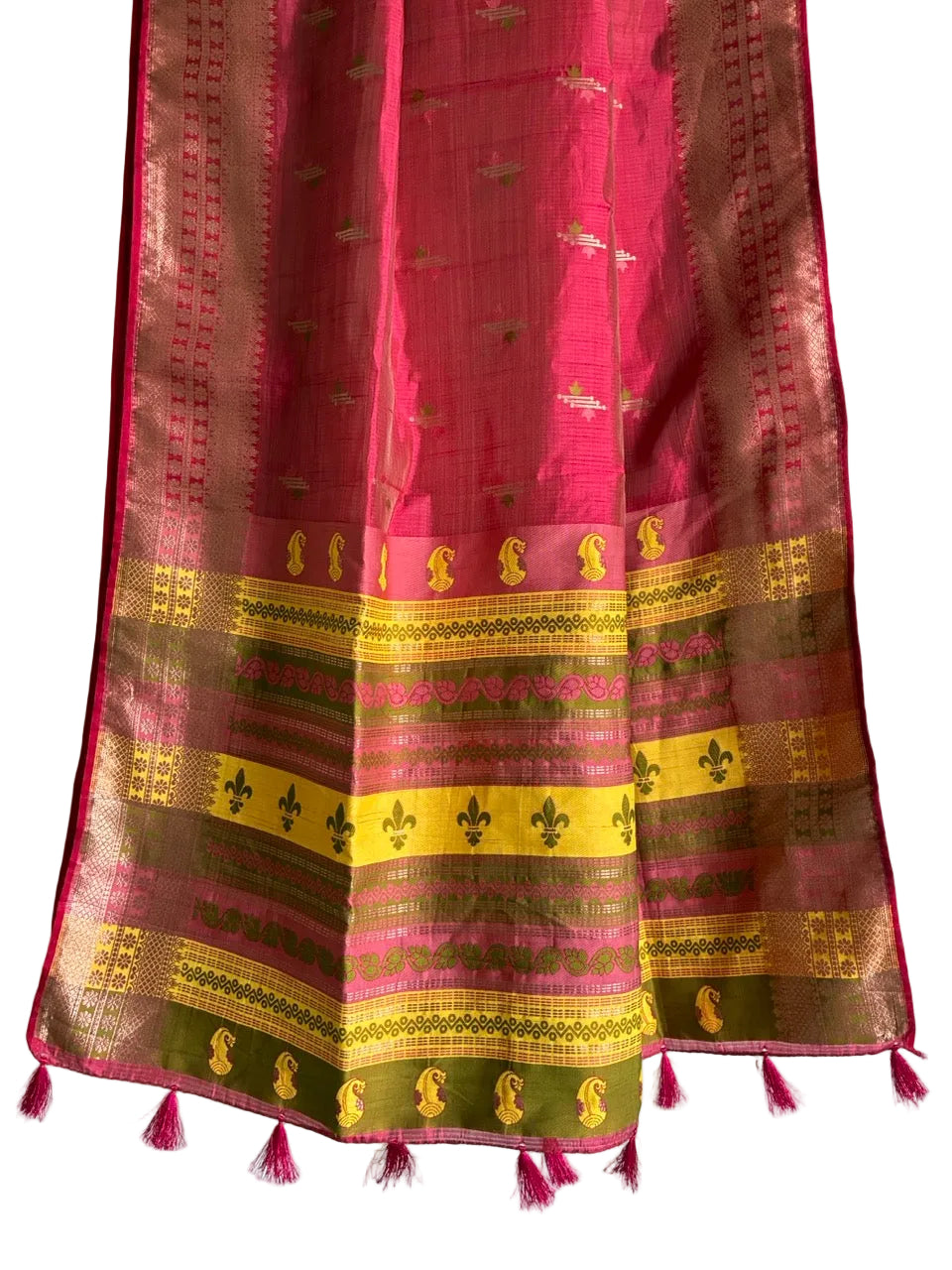 Detailed view of striking contrast pallu styled for festive wear and elegant drapes